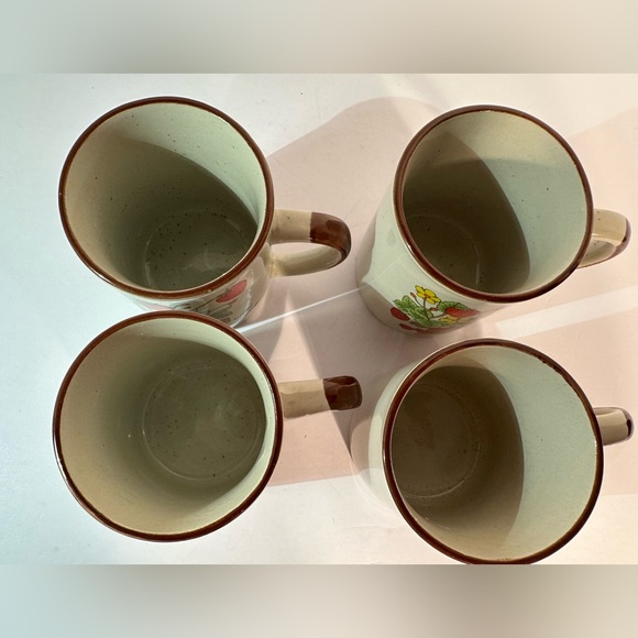 Vintage Wild Strawberry Coffee Mugs With Lids Tea Cups Made in Korea Set Of 4 - Picture 7 of 13
